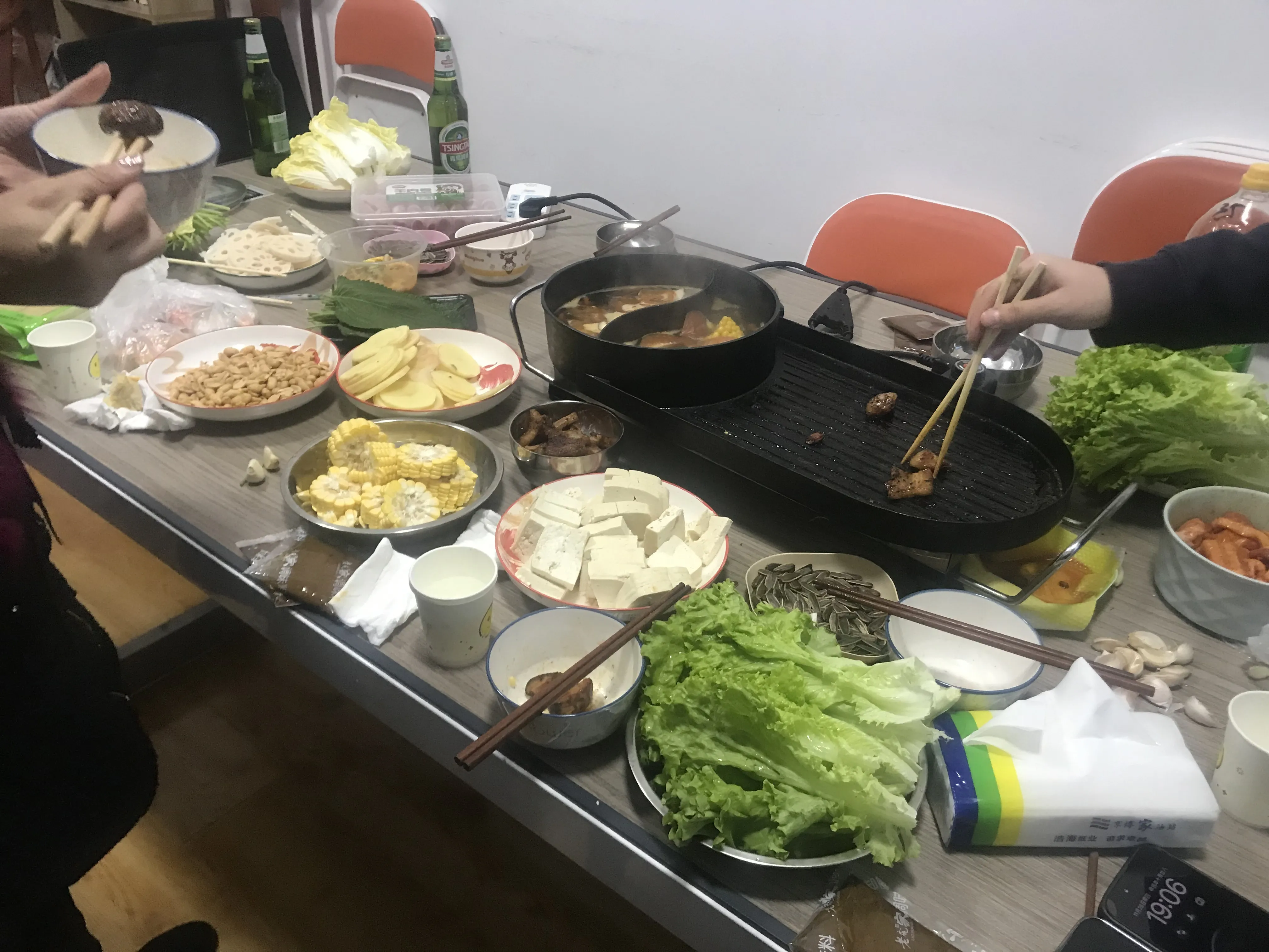 夕食のために集まるチーム
